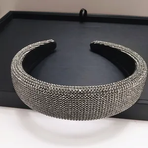 Macro-opname van een dikke gevoerde haarband met grijze strass en zwarte binnenkant