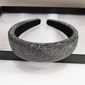 Detailweergave van luxe brede haarband met donkere strass steentjes en fluwelen voering