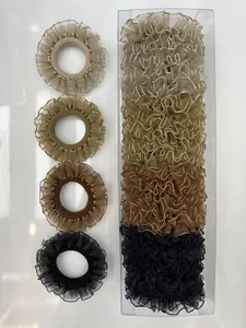 Detalle de los coleteros de organza multicapa en crema y negro con caja de presentación