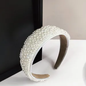 Detalle de diadema ancha con perlas cosidas a mano y forro de terciopelo antideslizante