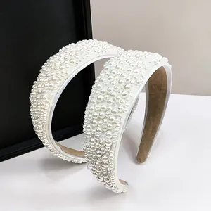 Detalle de dos diademas elegantes con perlas blancas y forro interior antideslizante