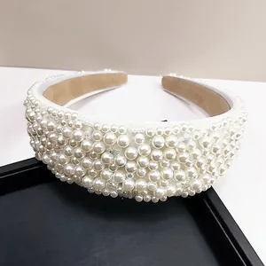 Detalle de diadema ancha de perlas hecha a mano con cristales y forro de terciopelo suave