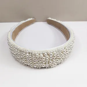 Detalle de la diadema de perlas hecha a mano con base de terciopelo blanco y forro antideslizante