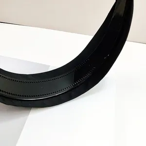 Λεπτομέρεια από τα εσωτερικά δόντια και τη μαύρη υφασμάτινη επένδυση της στέκας μαλλιών