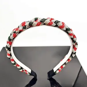 Cerchietto natalizio scintillante con strass rossi e verdi in design a treccia larga