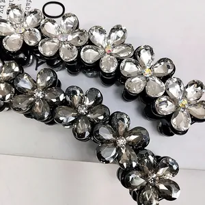 Vista dettagliata dei fermagli per capelli con cristalli e strass bianchi e grigio fumo