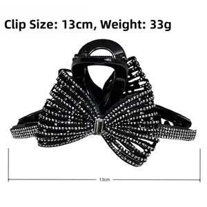Dettaglio della molletta per capelli 13cm con fiocco nero, strass e accenti di cristallo