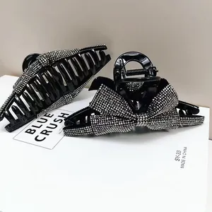 Dettaglio di fermagli per capelli con fiocco di cristallo e molletta con strass in set