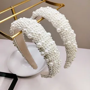 Serre-tête baroque large avec perles blanches et rembourrage épais sur un support