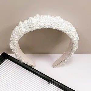 Serre-tête baroque rembourré orné de perles blanches denses sur un bandeau large chic