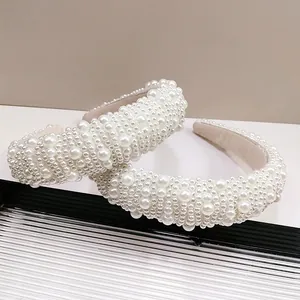 Détail du serre-tête en perles baroques montrant les perles et la texture velours