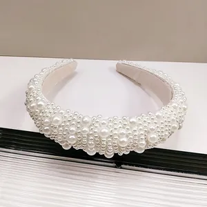 Serre-tête baroque élégant orné de perles blanches avec design large rembourré