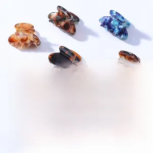 Mise à plat de petites pinces à cheveux en acétate avec divers motifs marbrés et écailles