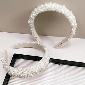 Vue détaillée du serre-tête baroque rembourré orné de perles blanches et base en mousse