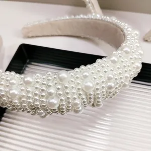 Détail d'un serre-tête perles baroques blanches avec rembourrage épais et perles élégantes
