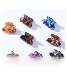 Lot de 8 mini pinces à cheveux en acétate avec motifs écaille et marbre sur fond blanc