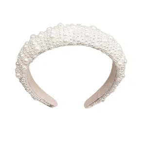 Serre-tête baroque large et rembourré avec perles fantaisie sur fond blanc pur