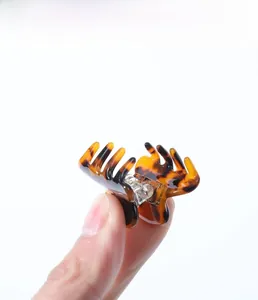 Détail d'une pince à cheveux motif écaille de tortue avec ressort métallique et dents solides