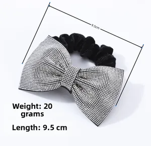 Dettaglio elastico per capelli con fiocco di strass, lunghezza 9,5 cm e peso di 20 grammi