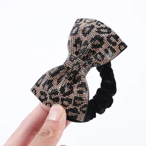 Elastico per capelli in velluto con fiocco scintillante in strass maculato