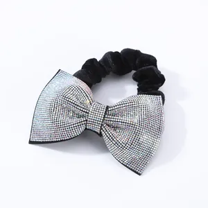 Dettaglio ravvicinato dell'elastico per capelli con fiocco di strass e velluto nero