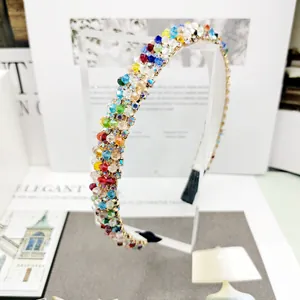 Serre-tête baroque avec cristaux multicolores et monture en métal doré pour femme