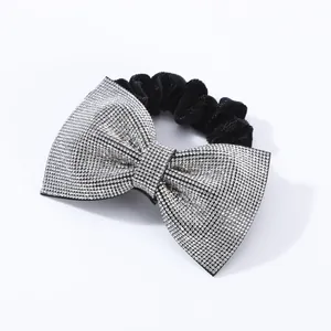 Elegante elastico per capelli in velluto nero con grande fiocco di strass scintillanti