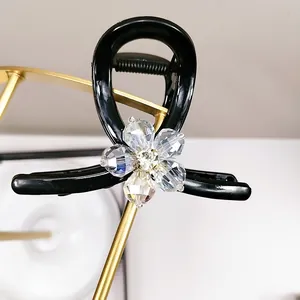 Pince à cheveux noire élégante avec fleur en cristal et accents de diamants brillants