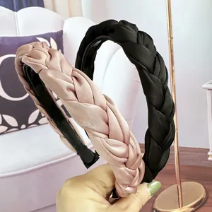 Serre-tête tressé élégant noir et rose champagne avec une finition satinée