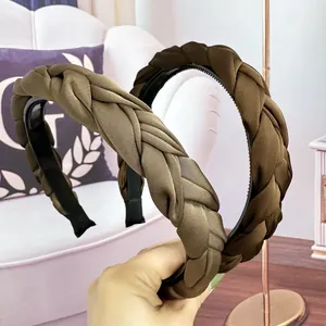 Détail du serre-tête tressé en satin avec bande antidérapante et finition soyeuse