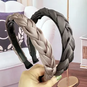 Détails des serre-têtes en satin tressé avec dents antidérapantes et texture