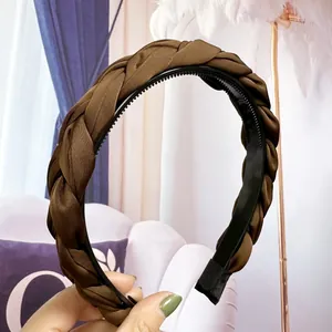 Détail du serre-tête tressé avec dents antidérapantes et tissu en satin brillant
