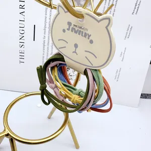 Detail van kleurrijke handgeweven elastische haarelastiekjes op schattige kattenkaart