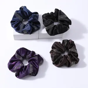 Elegante set de 4 coleteros de satén con bandas de pedrería brillante en varios colores