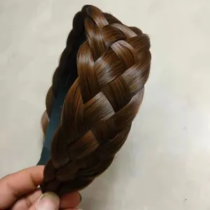 Détail d'un serre-tête tressé en épi brun foncé avec texture de cheveux réaliste