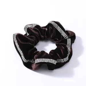 Detalle de coletero de terciopelo marrón oscuro con bordes de doble fila de diamantes