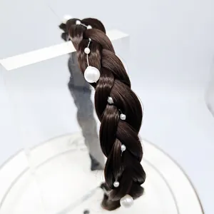 Détails de ce serre-tête tressé brun foncé orné de perles blanches élégantes et raffinées