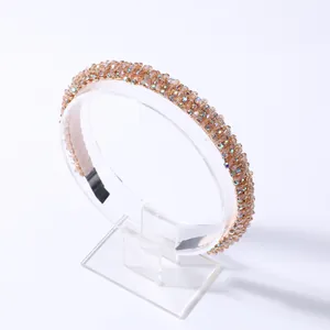 Detalle de la diadema de cristal con cuentas de color champán y puntas de confort
