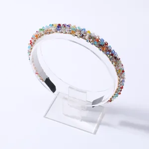 Detalle de cuentas de cristal de colores en diadema fina de metal con puntas suaves