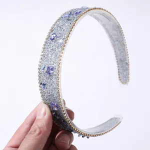 Diadema ancha barroca con corazones de cristal púrpura brillante y dientes antideslizantes