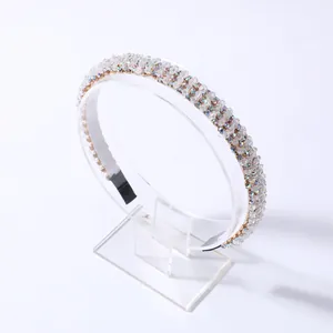 Elegante diadema de cuentas con tres filas de cristales transparentes en base dorada