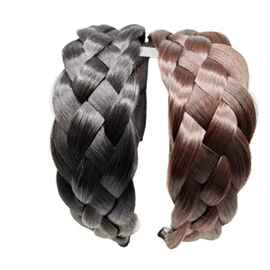 Serre-tête tressé en teintes marron foncé et marron clair sur fond blanc