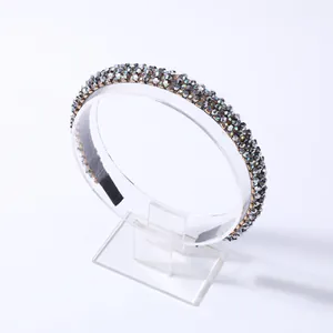 Detalle de la diadema de cuatro filas de cristales gris oscuro con forro de tela negra
