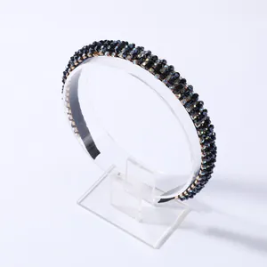 Detalle de diadema negra de lujo con cristales y cuentas para peinados elegantes