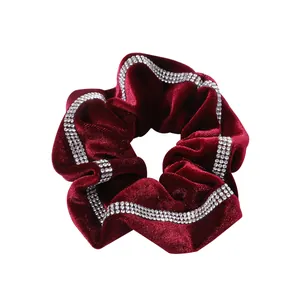 Elegante coletero de terciopelo burdeos con cuatro filas de brillantes diamantes de imitación
