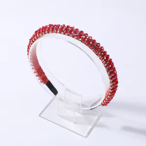 Detalle de las cuentas de cristal rojo y marco de metal dorado en la diadema elegante