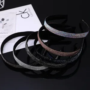 Serre-têtes scintillants en strass de plusieurs couleurs sur fond noir réfléchissant