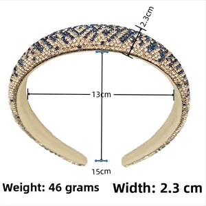 Dettaglio del cerchietto imbottito con cristalli blu e champagne, larghezza 2,3 cm e peso 46 g