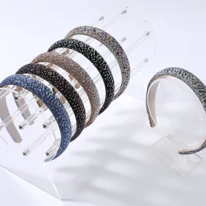 Cerchietti imbottiti con strass luccicanti in vari colori su supporti in acrilico