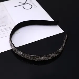 Détail du serre-tête noir fin orné de strass argentés scintillants pour accessoires